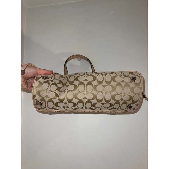 Classic Coach Shoulder Bag - Picture 3 of 7